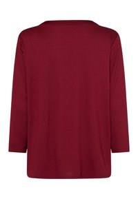 Camisa de manga larga, de color rojo oscuro y lisa, con un cuello redondo, vista desde la parte posterior sobre un fondo blanco.