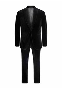 Juodas aksominis kostiumas su vieno sagčio užsegimu, su išpjautomis atlapomis ir dviem šoninėmis kišenėmis. Kelnės turi tiesias kojas, pagamintos iš tokios pačios medžiagos.