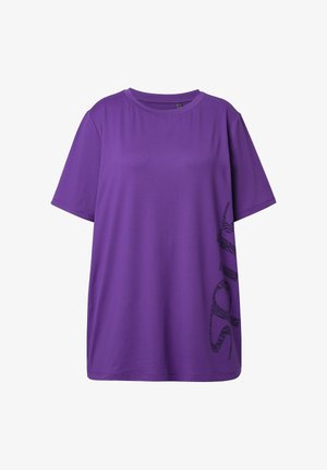 Lilla T-shirt med korte ærmer lavet af glat stof, med sort teksttryk langs venstre side i et zebramønster.