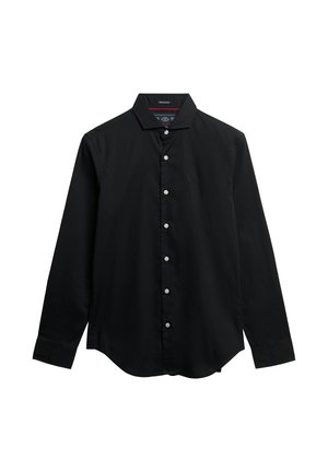 Czarna koszula z długim rękawem wykonana z bawełny, z kołnierzykiem w kształcie trójkąta, zapięciem na guziki i zaokrąglonym dolnym brzegiem. Zauważalne białe guziki i detal z logo.