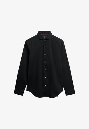 Czarna koszula z długim rękawem wykonana z bawełny, z kołnierzykiem w kształcie trójkąta, zapięciem na guziki i zaokrąglonym dolnym brzegiem. Zauważalne białe guziki i detal z logo.