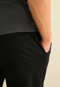 Next Pizsamák - grey black fine stripe