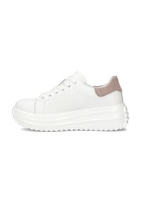 Białe sneakersy o eleganckim designie, gładkim skórzanym materiale, jasnoróżowym zamszowym akcentem na pięcie oraz grubą, teksturowaną gumową podeszwą.