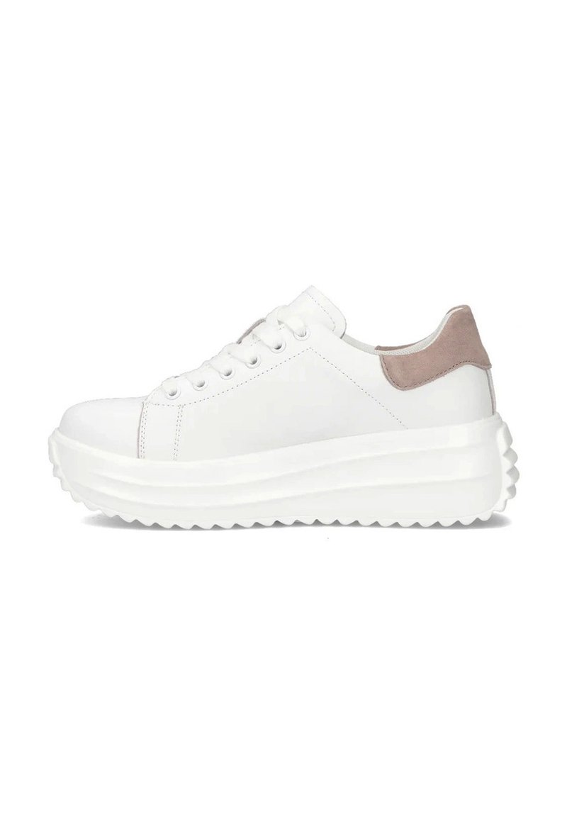 Białe sneakersy o eleganckim designie, gładkim skórzanym materiale, jasnoróżowym zamszowym akcentem na pięcie oraz grubą, teksturowaną gumową podeszwą.
