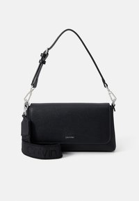 Borsa a spalla in pelle nera con texture, chiusura a pattina, tracolla regolabile e ampia tracolla in tessuto brandizzata, removibile.