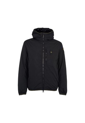 Czarna ocieplana kurtka z kapturem, zamkiem z przodu i kieszenią na piersi. Posiada żółte akcenty, elastyczne mankiety oraz gładką teksturę.