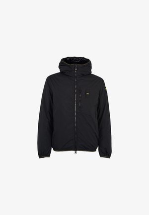 Czarna ocieplana kurtka z kapturem, zamkiem z przodu i kieszenią na piersi. Posiada żółte akcenty, elastyczne mankiety oraz gładką teksturę.