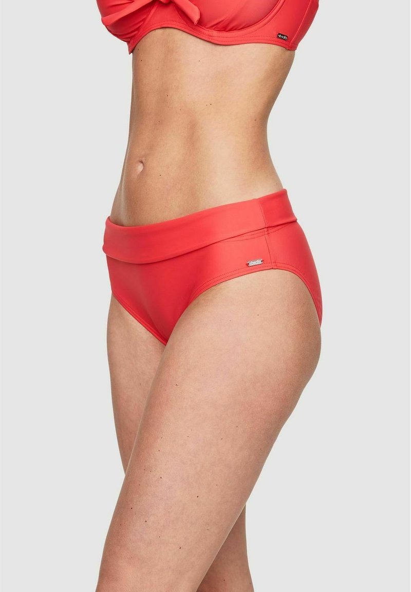 Röda bikiniunderdelar med hög midja, slät textur och en subtil logotypdetalj på sidan.