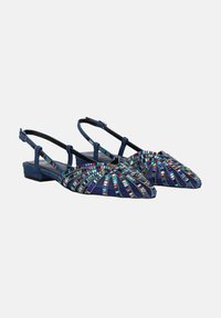 Zapatos slingback de tela azul oscuro con adornos de cuentas brillantes y multicolores; punta afilada y pequeño tacón ancho; diseño abierto con cortes.