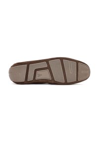 Suela de zapato de ante marrón con una parte inferior de goma gris texturizada. Presenta patrones geométricos distintivos y un diseño de refuerzo en el tacón.