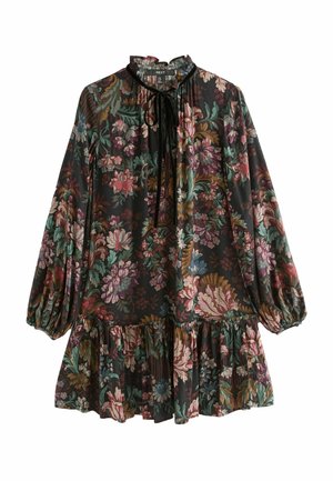 Bloemenprint jurk met lange puffmouwen, gerimpelde zoom, hoge halslijn en een trekkoordaccent. Kleuren zijn donkergroen, roze en bordeauxrood.