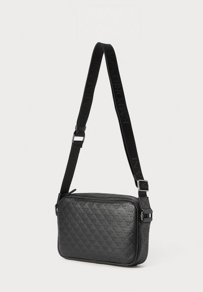 Geantă de umăr din piele neagră, cu un model geometric embossat și curea din material textil ajustabilă, având branding-ul "Armani Emporio".