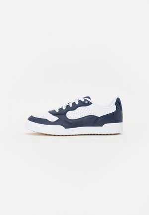 Niskie sneakersy w białym i granatowym kolorze z przodu na sznurowadła, perforowany panel boczny i gruba biała podeszwa na białym tle.