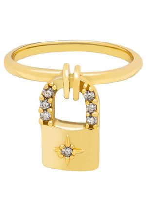 Złoty pierścionek z zawieszką w kształcie kłódki ozdobioną małymi diamentami na pałąku i motywem gwiazdy na korpusie kłódki.