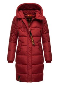 Röd vadderad parkas med huva, dragkedja och dragsko. Har två sidofickor och logotypdetaljer. Slät textur med quiltat mönster.
