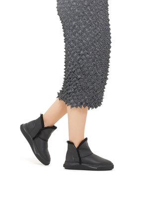 LAND - Winter boots - schwarz