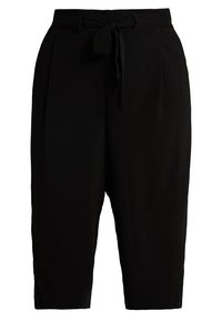 Czarne dopasowane spodnie z tkaninowym paskiem, z przodu z plisami i kieszeniami po bokach, wykonane z gładkiego materiału. Wydłużony fason do kostek.