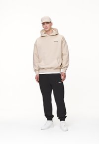 Pegador LOGO OVERSIZED  - Jersey con capucha - washed desert sand/black gum