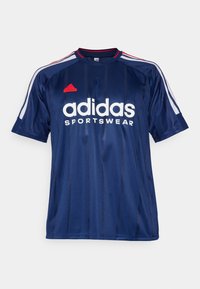 Granatowa koszulka sportowa Adidas z białym logo, czerwonymi akcentami oraz trzema białymi paskami na rękawach. Wykonana z gładkiego, lekkiego materiału.
