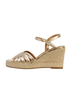 Sandalias de cuña doradas con tiras y suela de yute tejido, que cuentan con un acabado texturizado y una correa en el tobillo para un ajuste seguro.