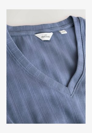 Blauw, geribd zwangerschapsshirt met een V-hals. De stof heeft een zachte textuur en fijne verticale strepen. Labels zichtbaar aan de binnenkant van de kraag.