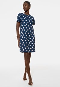 Robe à manches courtes bleu marine avec un motif circulaire dans des tons clairs ; coupe décontractée, tissu doux, longueur genoux, col ras du cou.