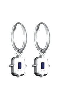 Boucles d'oreilles en argent avec un accent en pierre bleue rectangulaire ; comprend du matériel décoratif en ton or ; marqué 925 sur le métal.