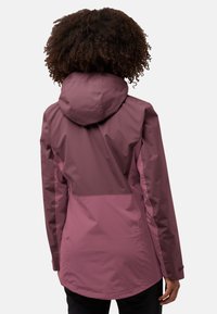 Waterdichte jas in mauve tinten met een capuchon, voorzien van een gladde textuur en contrasterend paneelontwerp op de rug.