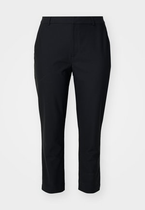 Pantaloni neri su misura con taglio dritto, realizzati in tessuto liscio. Presentano una chiusura con bottone e zip, tasche laterali e senza motivi visibili.