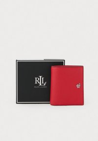 Rote Lederbörse mit strukturierten Oberflächen, versehen mit einem silbernen Logoakzent und präsentiert in einer schwarzen Box.