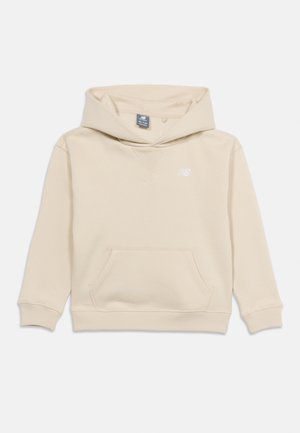 Beige New Balance Kapuzenpullover mit Kängurutasche vorne und kleinem weißen Logo auf der linken Brust, aufgezippt und flach hingelegt.