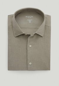 Linned skjorte i lys brun med bred krave, knaplukning foran og to knapper på knapsgangen. Mærket lyder "100 % hør".