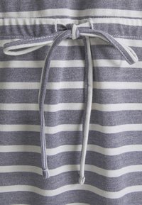 Vestuário à risca com riscas cinzentas e brancas alternadas. Cintura elástica com cordão ajustável para um melhor ajuste. Textura suave.