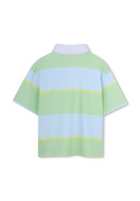 Πόλο μπλουζάκι με κοντά μανίκια σε ανοιχτό πράσινο και μπλε ρίγες, με λευκό γιακά και κίτρινες λεπτομέρειες, κατασκευασμένο από απαλό βαμβακερό ύφασμα.