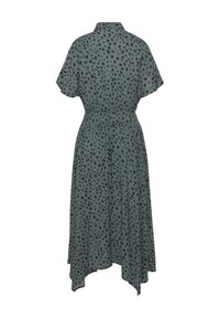 Groene jurk met een high-low zoom, voorzien van een geraffineerde taille, korte mouwen en een zwart gespikkeld patroon door het geheel.