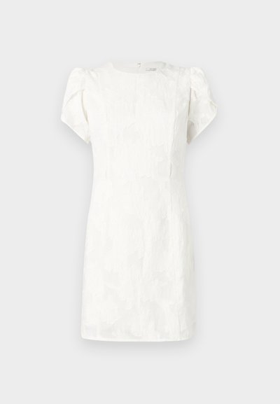 Bela obleka s kratkimi rokavi z teksturiranim cvetličnim vzorcem, oprijetim krojem in skritim zadrgo na hrbtni strani, z nežnimi nabranimi rokavi.