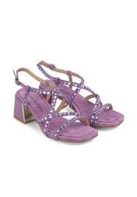 Sandali in suede viola con tacco a blocco, caratterizzati da un design intrecciato, decorati con strass lungo le cinghie e i lati.