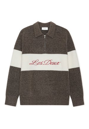 Καφέ και λευκό πουλόβερ με φερμουάρ και γιακά· διαθέτει μεγάλο κόκκινο λογότυπο "Les Deux" στο στήθος· κατασκευασμένο από υφασμάτινο πλεκτό με υφή.