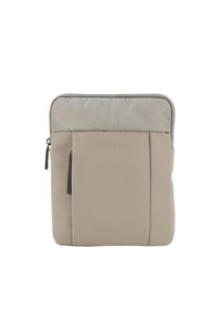 Borsa imbottita beige per laptop con parte superiore in tessuto strutturato, tasca frontale, chiusura con zip e logo in rilievo. Forma rettangolare compatta.