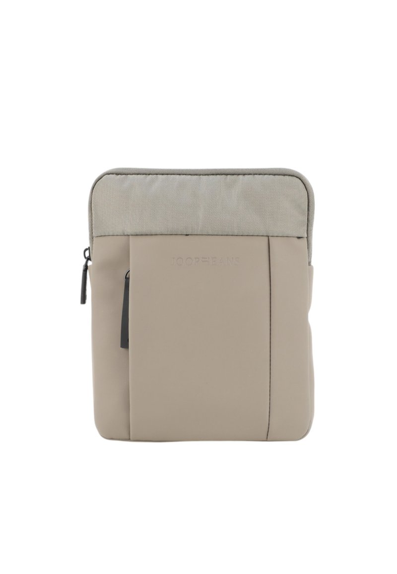 Borsa imbottita beige per laptop con parte superiore in tessuto strutturato, tasca frontale, chiusura con zip e logo in rilievo. Forma rettangolare compatta.