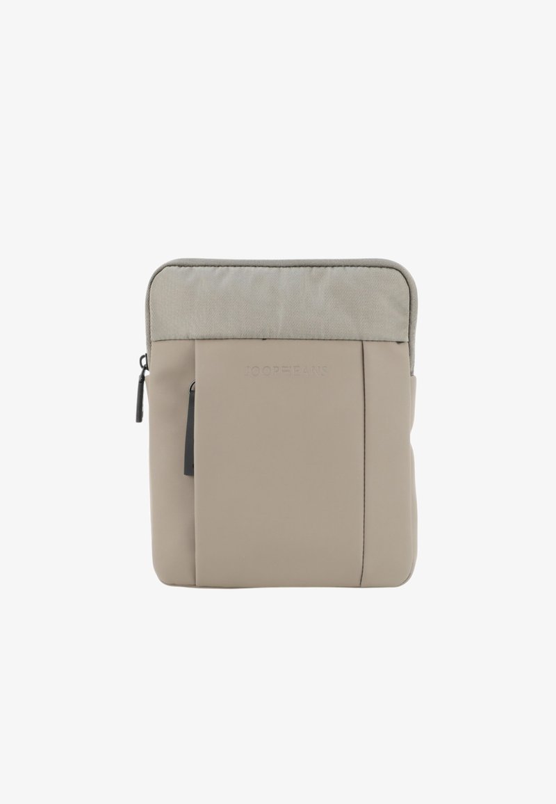 Borsa imbottita beige per laptop con parte superiore in tessuto strutturato, tasca frontale, chiusura con zip e logo in rilievo. Forma rettangolare compatta.