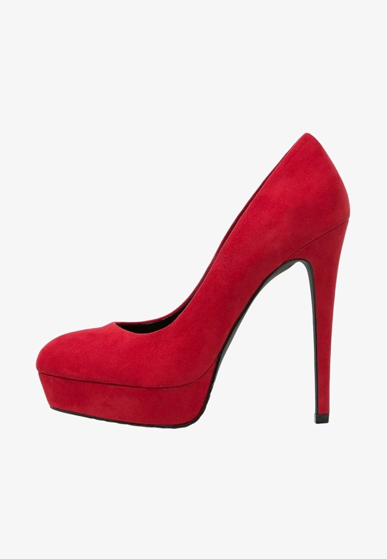 Escarpin simple en daim rouge à talon haut avec plateforme, bout pointu et talon aiguille fin sur fond blanc.