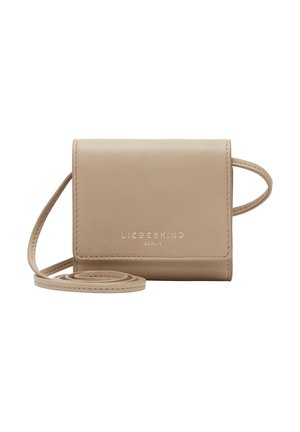 Beige Leder Umhängetasche mit Klappenverschluss, geprägtem Logo, schmalem Tragegurt und glatter Textur. Kompakte rechteckige Form.