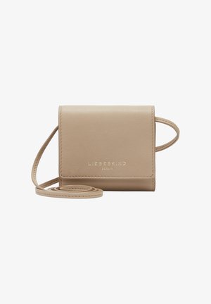 Beige Leder Umhängetasche mit Klappenverschluss, geprägtem Logo, schmalem Tragegurt und glatter Textur. Kompakte rechteckige Form.