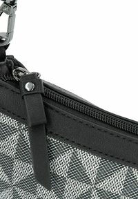 Borsa con motivo geometrico in bianco e nero, caratterizzata da un corpo in tessuto testurizzato, chiusura con zip e un accento in pelle con un gancio in metallo.