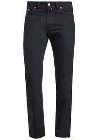 Jeans negros de hombre de corte recto con cinco bolsillos y cierre de botón, que presentan una pequeña etiqueta de tela roja cerca de la cinturilla.