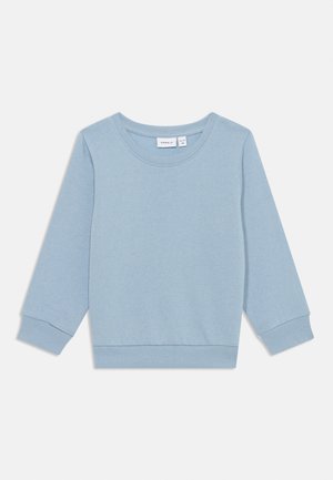 Jasnoniebieska bawełniana bluza z długim rękawem, okrągłym dekoltem oraz prążkowanymi mankietami i dołem. Gładka tekstura, minimalistyczny design bez wzorów.