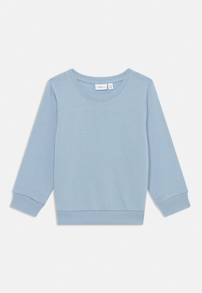 Sudadera de algodón azul claro con mangas largas, cuello redondo y puños y dobladillo de canalé. Textura suave, diseño minimalista sin patrones.