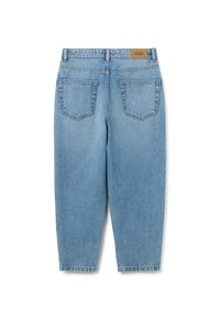 Jeans de mezclilla en azul claro con un corte relajado, que cuentan con dos bolsillos traseros, costuras visibles y una etiqueta en la cinturilla.