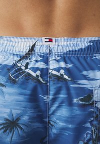 Tommy Jeans HERITAGE MEDIUM DRAWSTRING - Shorts da mare - hawaiian night
